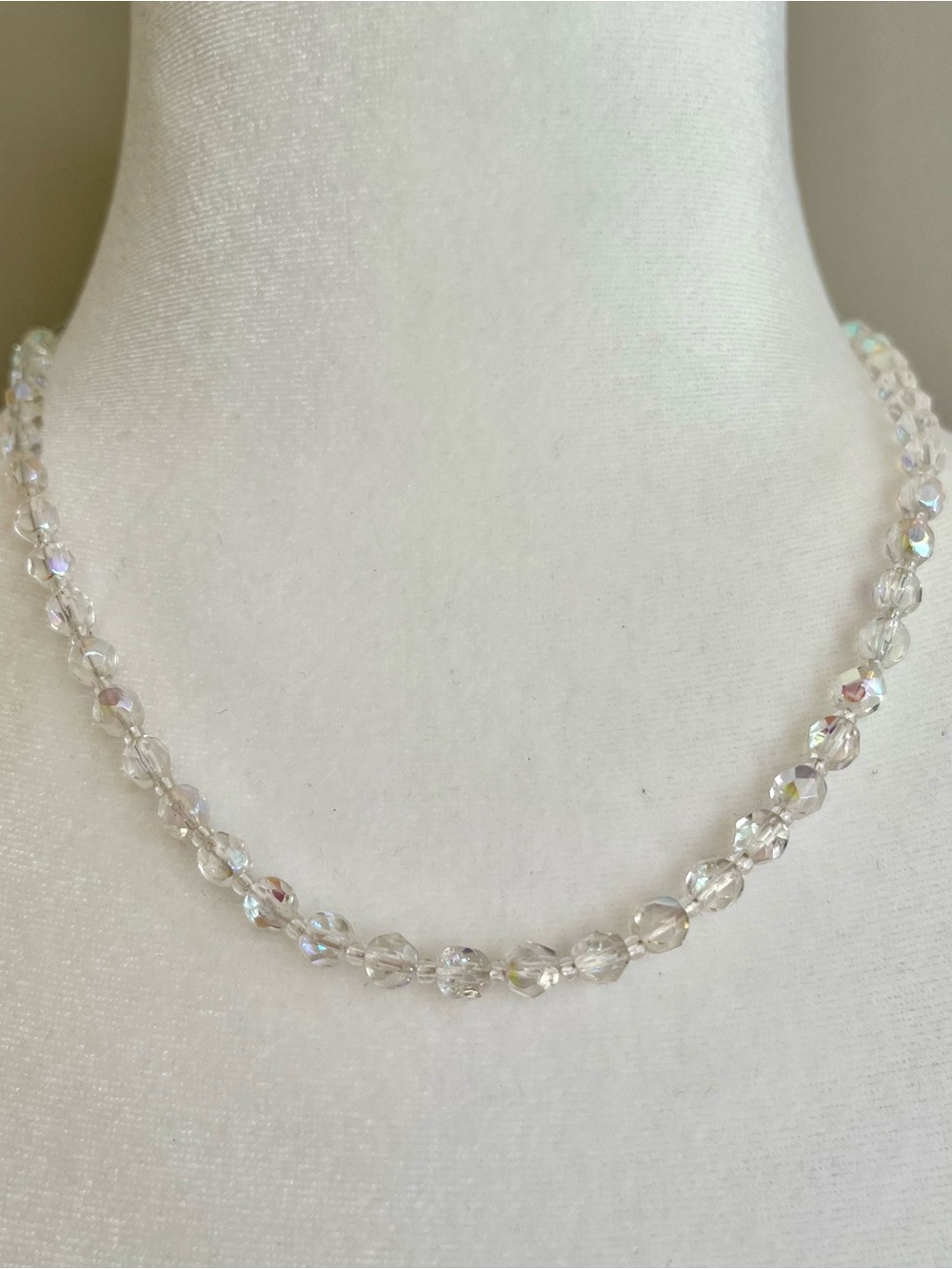 Women's Aurora borealis crystal Beaded Necklace - Elegant Sparkle
